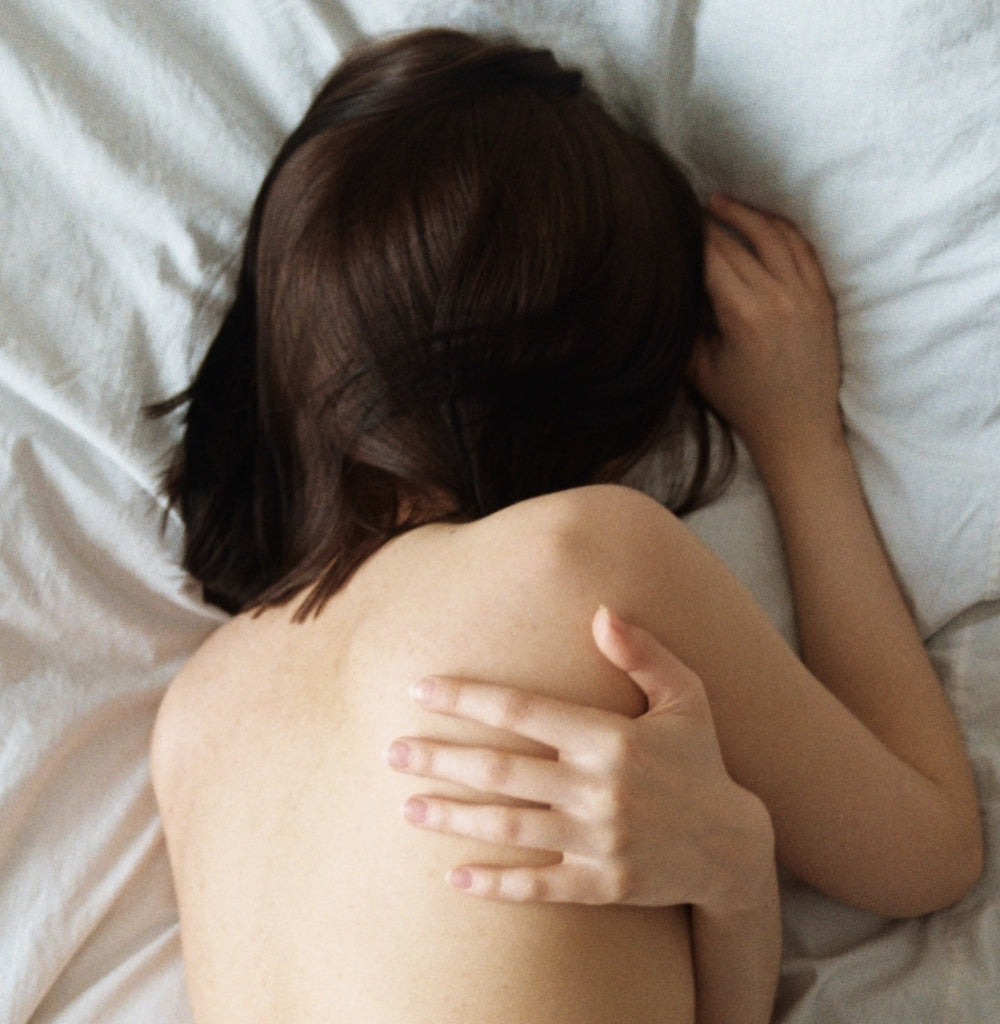 Frau mit Unterleibschmerzen