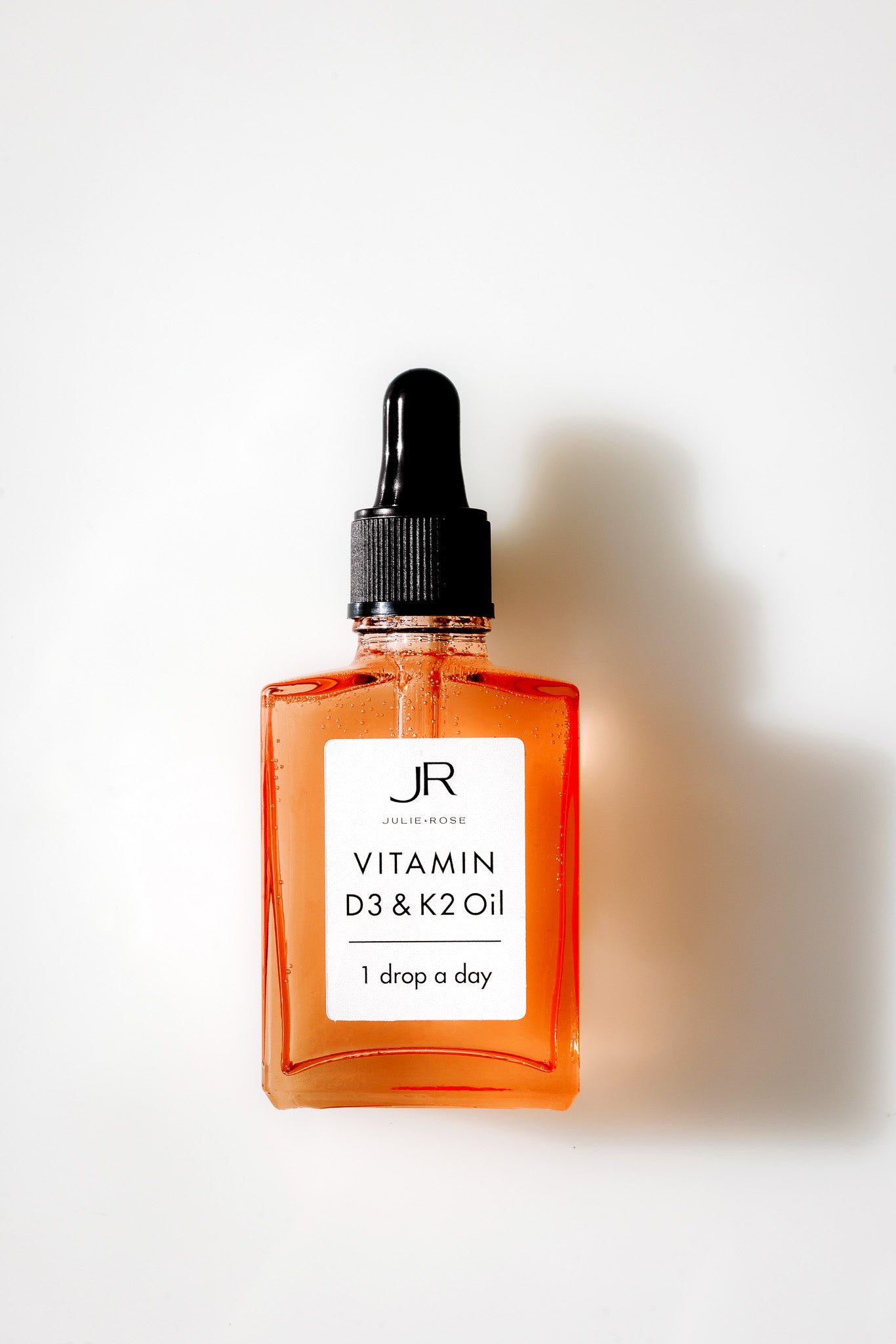 JULIE & ROSE - Vitamin D3+K2 Öl 30 ml - Frontansicht auf weißem Hintergrund